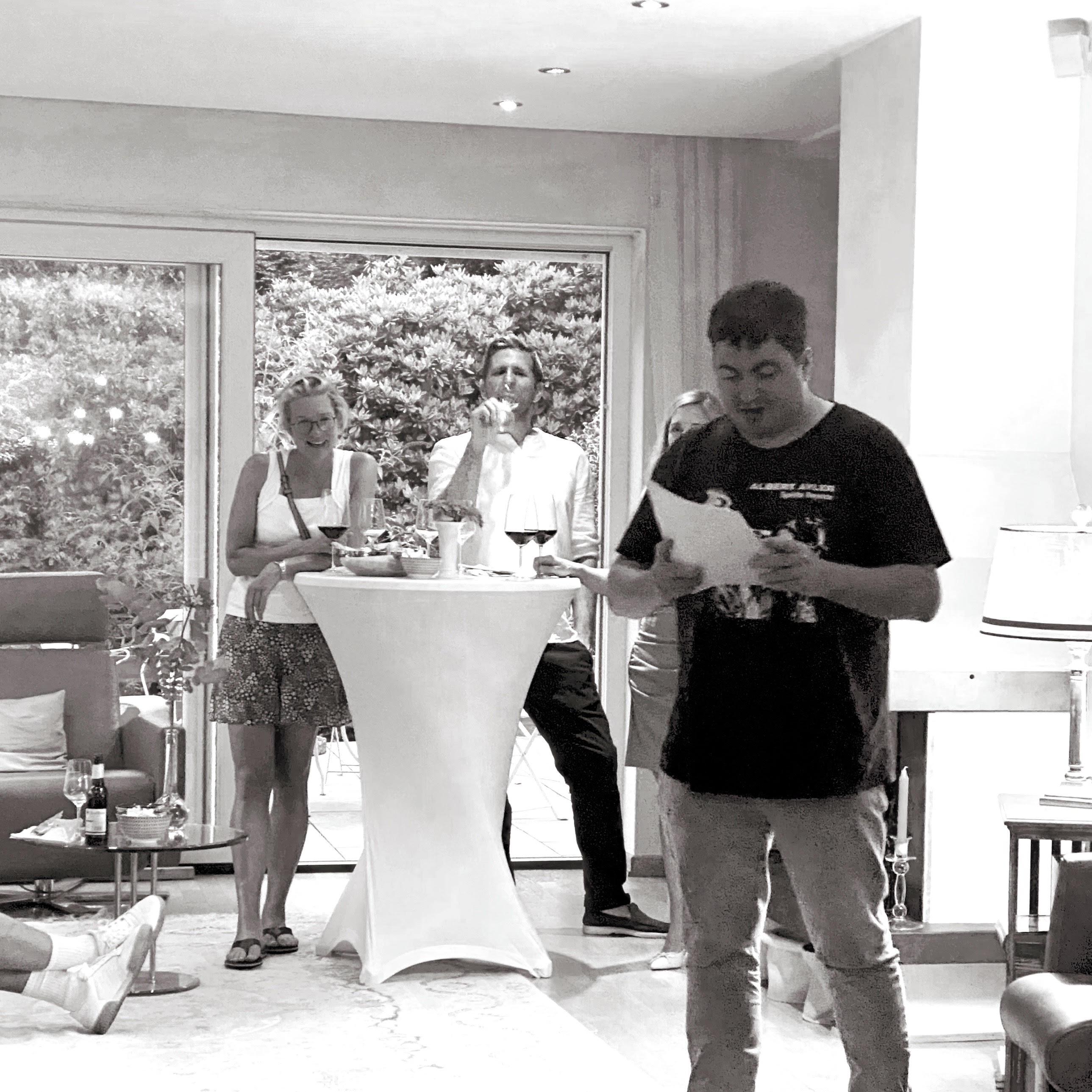 Der Autor Benedikt Schmidt bei einer privaten Lesung