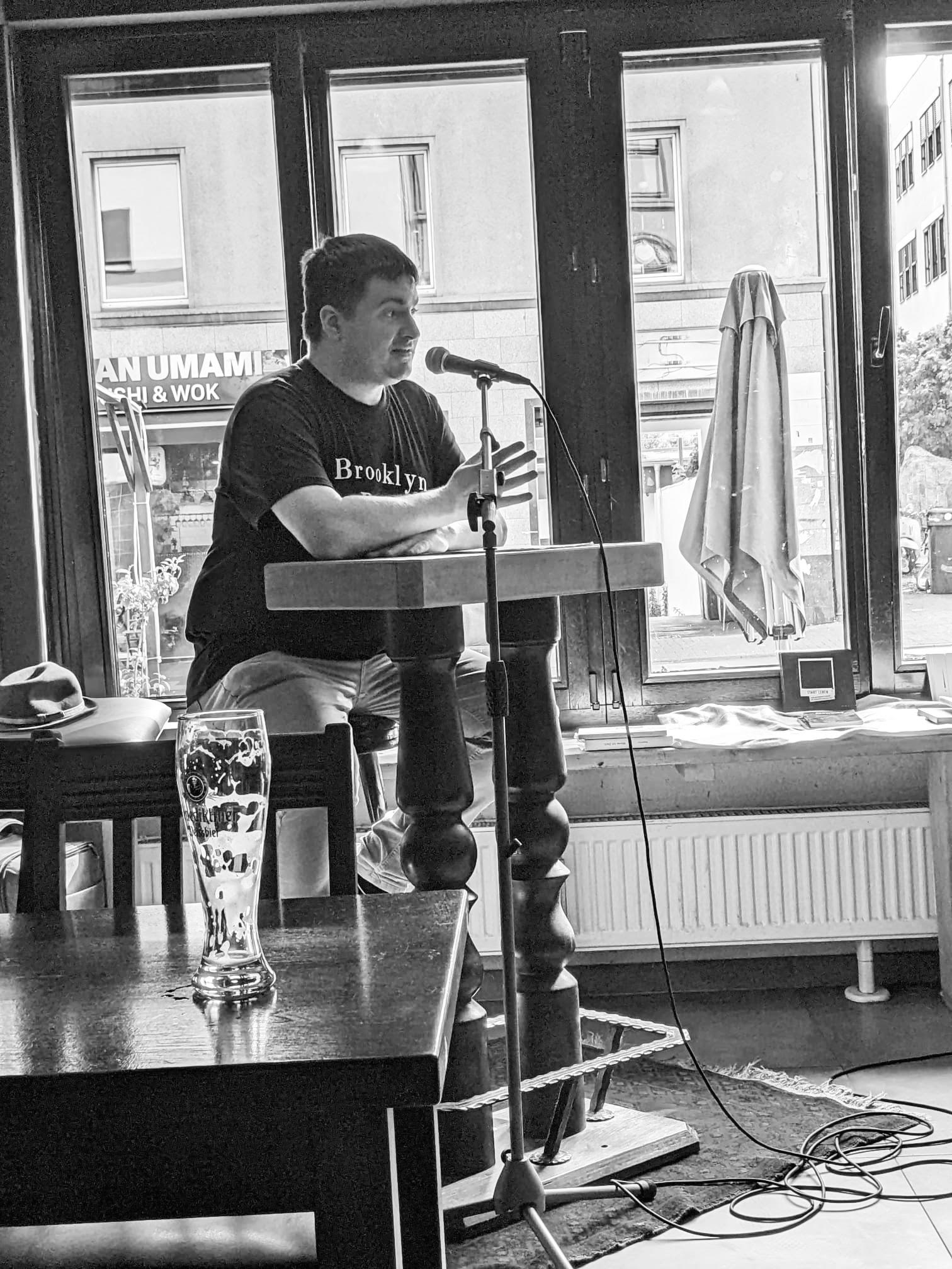 Der Autor und Poet Benedikt Schmidt liest in der Trink—Genossin in Köln